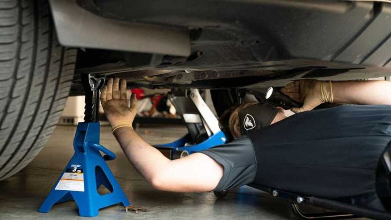 Selang Oli Mobil Kamu Sering Mengalami Kebocoran? Yuk Simak