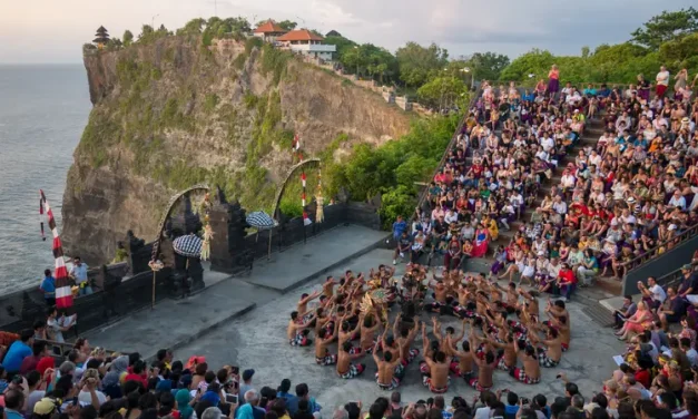 Tari Kecak Hanya Di Tampilkan Oleh Pria, Ini Dia Penjelasaanya!